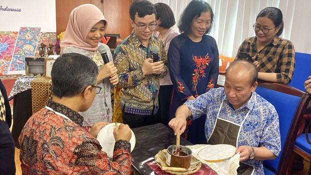 La técnica Batik de Indonesia se presenta en Hanoi