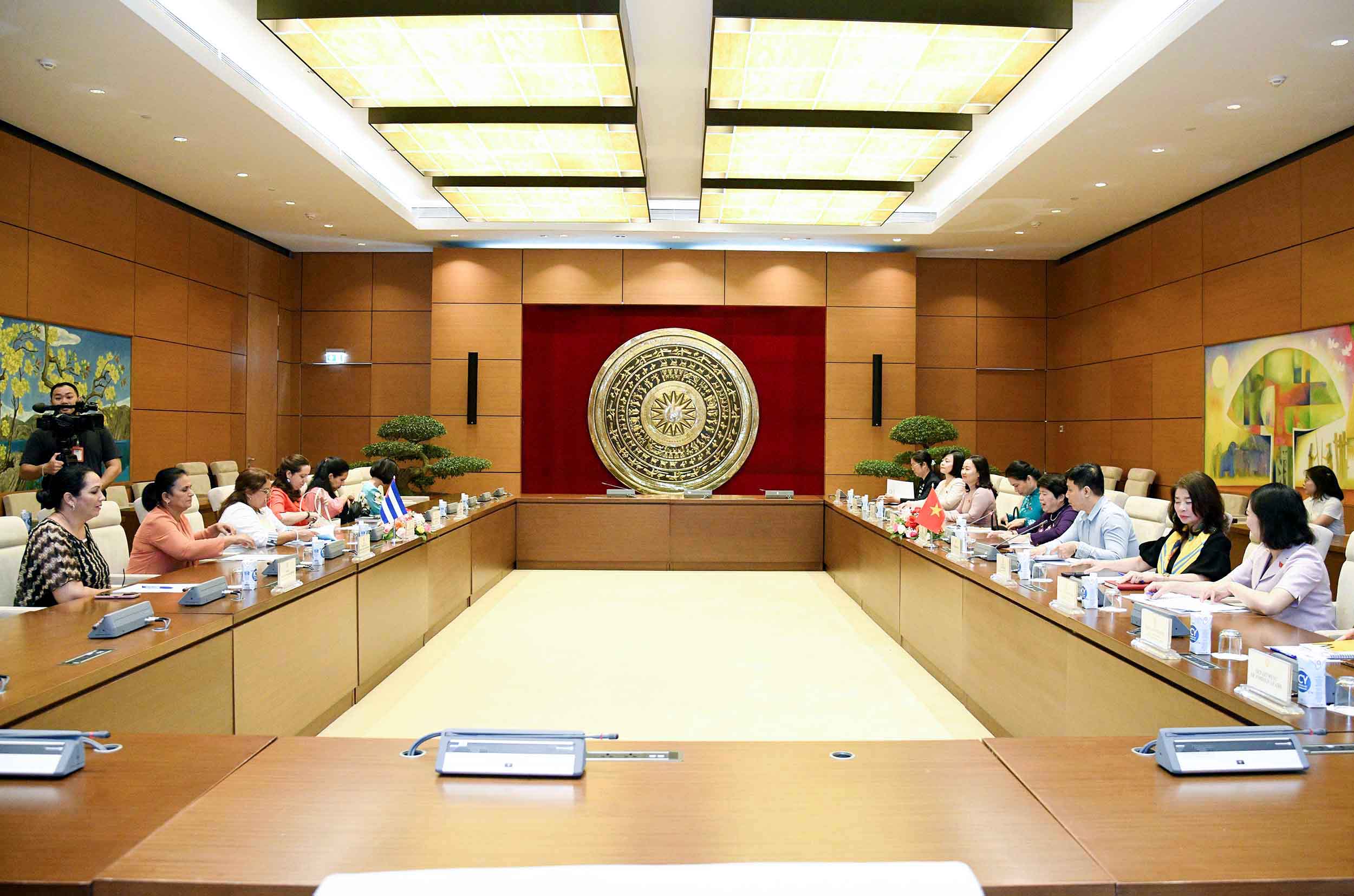 Mujeres vietnamitas y cubanas fortalecen la solidaridad y amistad