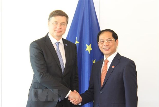 Vietnam refuerza los nexos con otros países y la OCDE