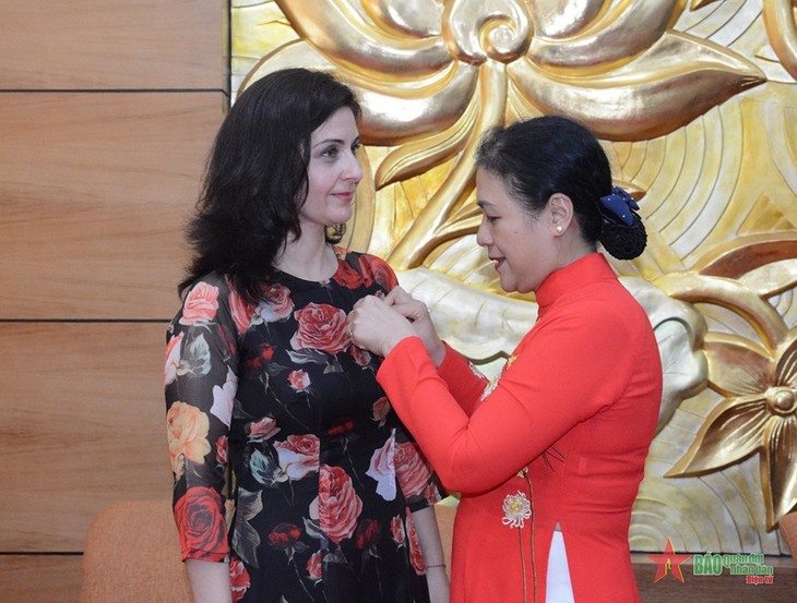Homenaje a los aportes de la embajadora búlgara en Vietnam