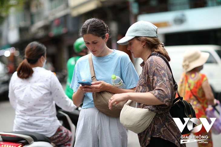 Los turistas extranjeros cómodos visitando el casco antiguo de Hanói