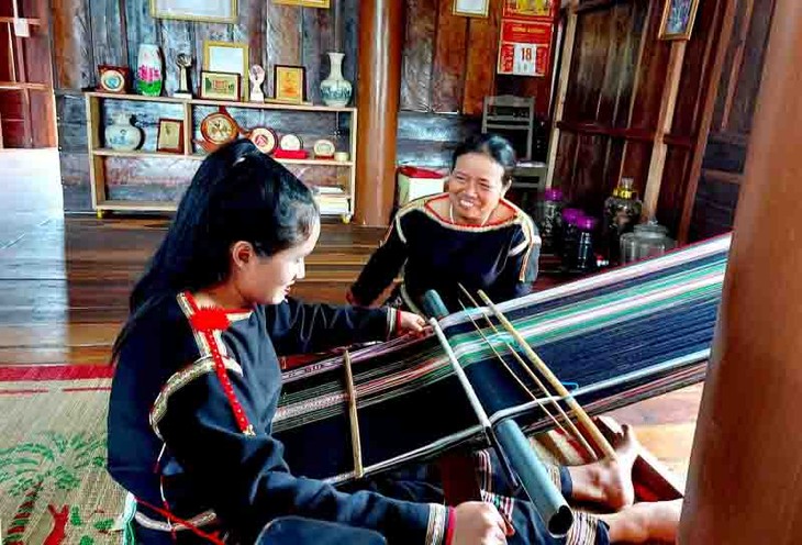 Tejido de brocado una medida del ingenio y la laboriosidad de las mujeres Ede