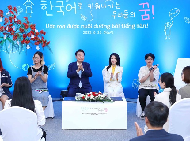 El presidente de Corea del Sur intercambia experiencias con estudiantes vietnamitas del idioma coreano