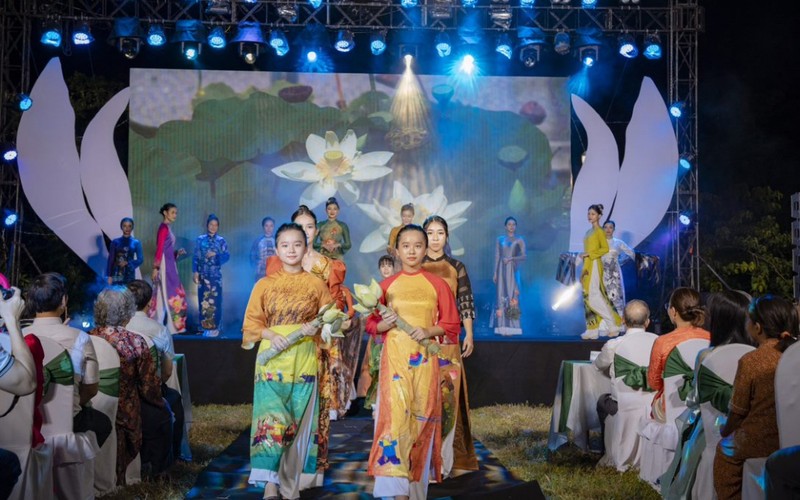 Difunden en Hue valores y marca de las flores del loto