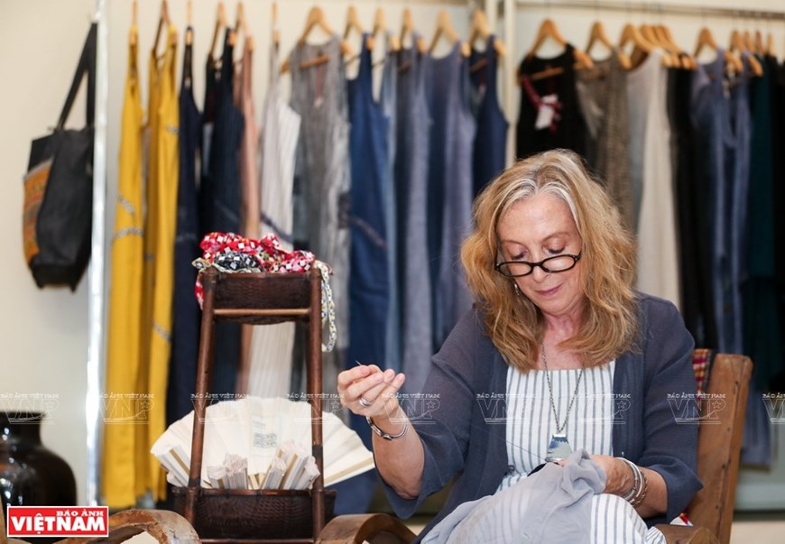 Cynthia Mann, diseñadora autraliana apasionada del brocado vietnamita