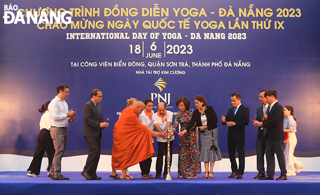 Más de mil quinientas personas practican yoga en el Parque del Mar del Este de Da Nang