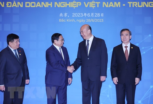 Vietnam y China buscan nuevos avances en la cooperación comercial y de inversiones