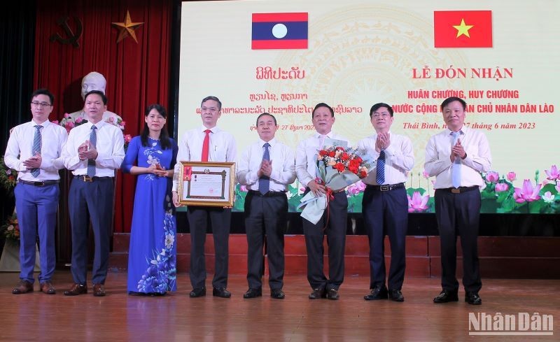 Universidad de Vietnam condecorada por su contribución a formación de trabajadores de salud de Laos