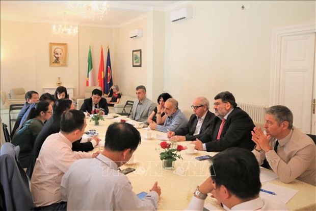 Debaten en Italia sobre el camino de Vietnam al socialismo