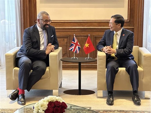 Más cooperación con Reino Unido, Hong Kong China y Lituania