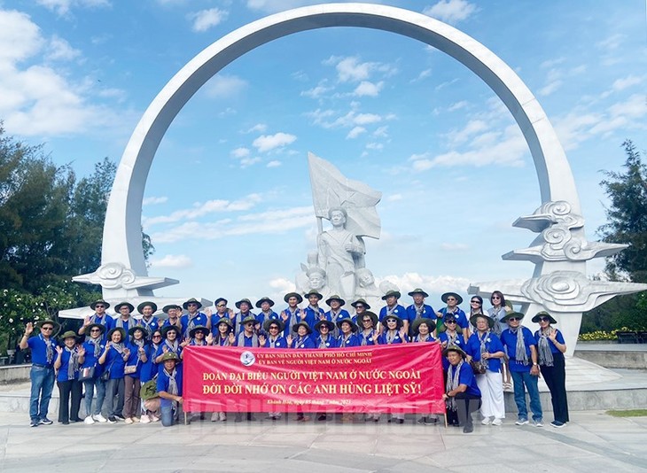 Una delegación del Comité para los Vietnamitas en el Extranjero de Ciudad Ho Chi Minh visita diversos acuartelamientos