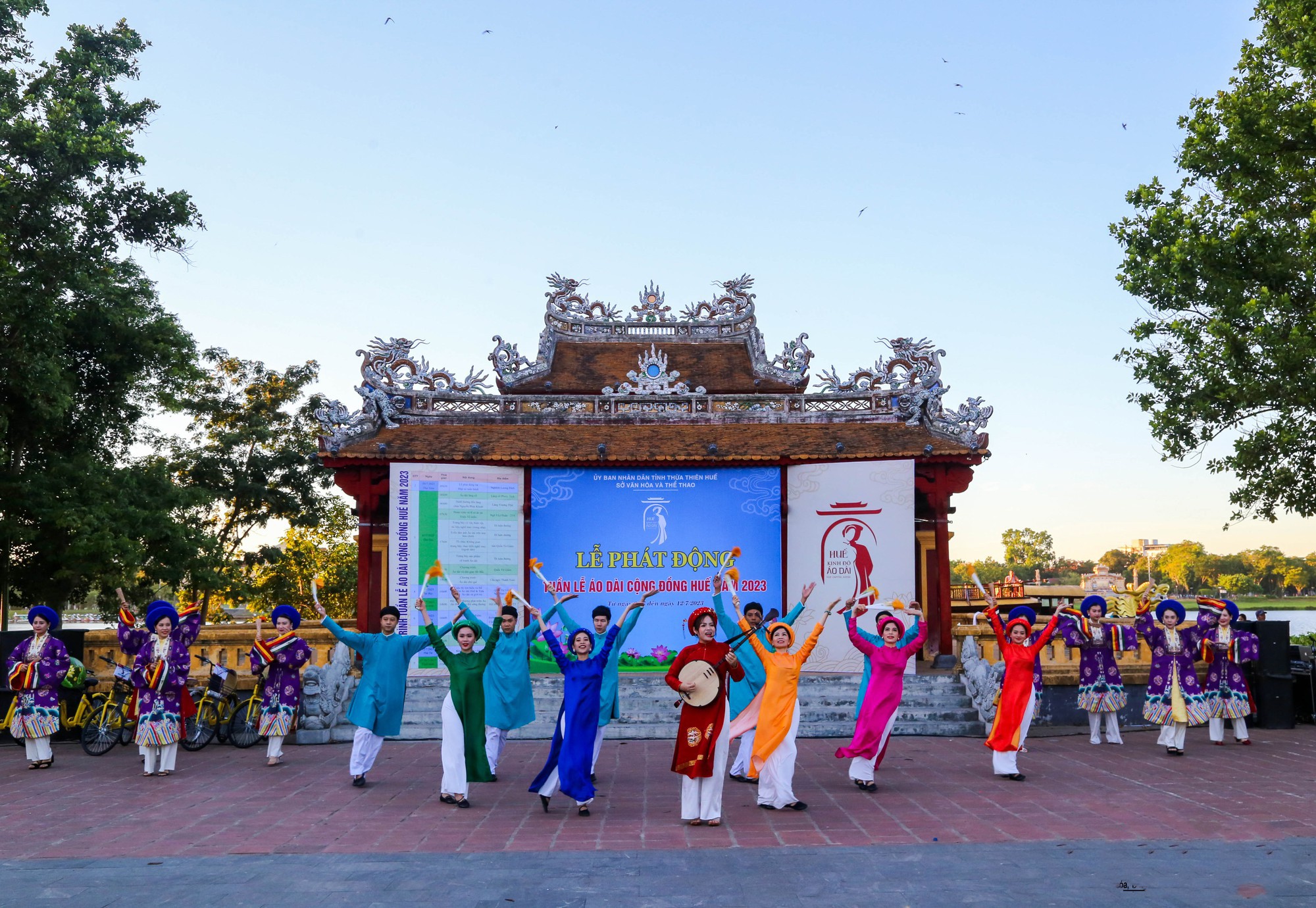 Cientos de ciclistas marchan por la ciudad de Hue en saludo a la Semana del Ao dai