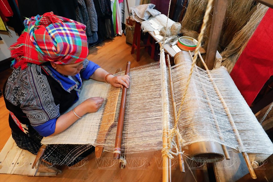 Arte único de dibujar patrones en tela con cera de abejas de la etnia Mong