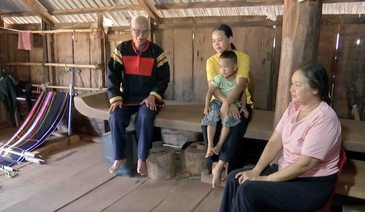 Patriarcas y personas prestigiosas de las aldeas puentes de conexión para construir la gran unidad nacional en Dak Lak