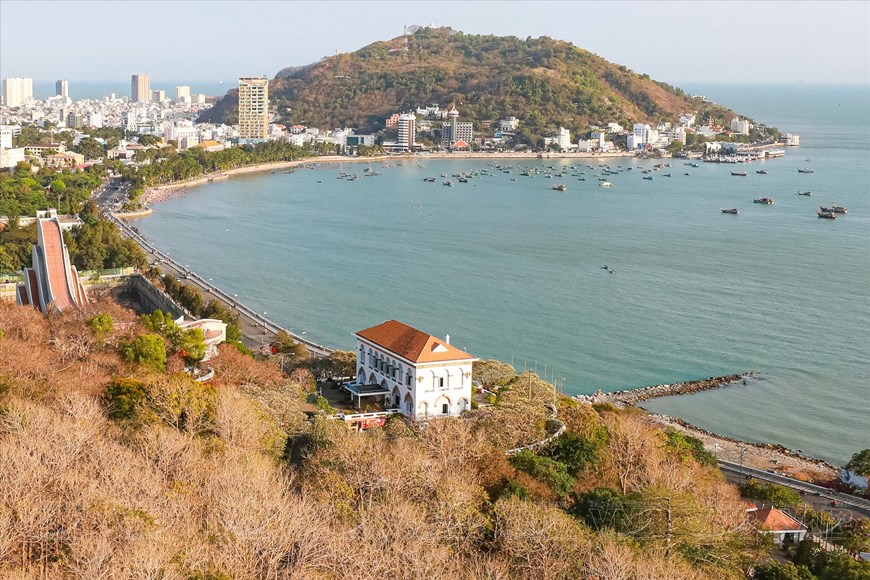 Bach Dinh, Villa Blanca ligada a cuentos históricos