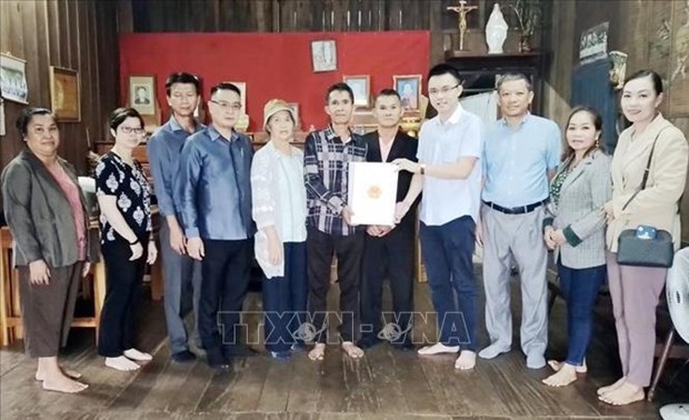 Consulado General de Vietnam en Laos honra a familias con méritos revolucionarios