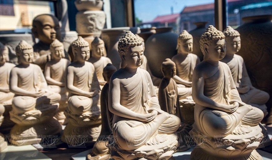 Contemplan belleza de estatuas de buda talladas en cerámica de Bat Trang