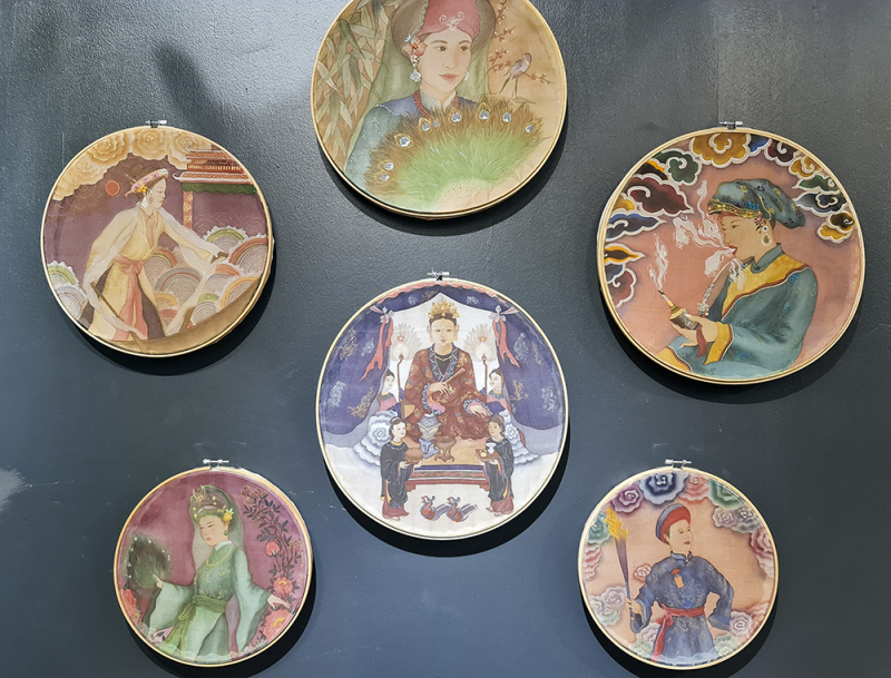 Conversación de jóvenes artistas con la pintura popular de Hang Trong