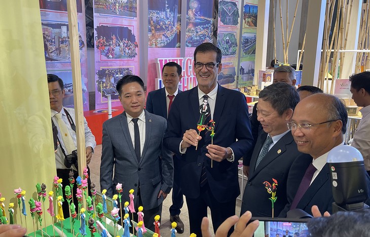 La imagen de Ciudad Ho Chi Minh resalta en un festival en Oporto