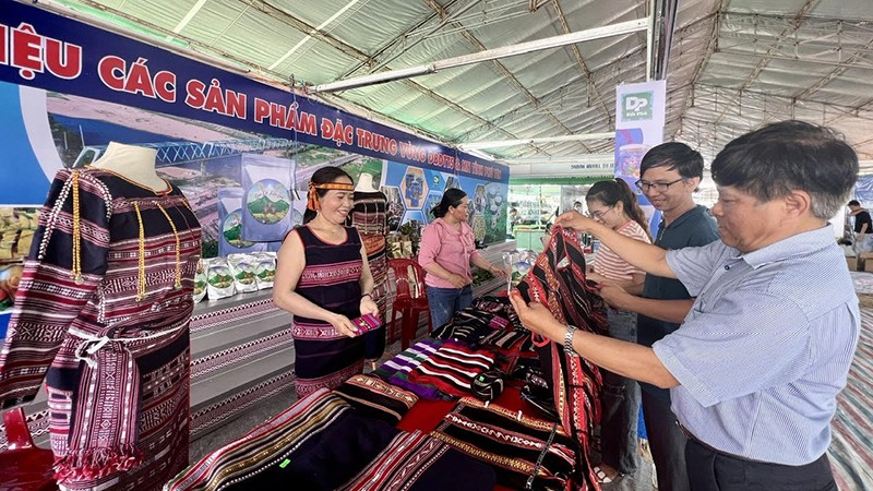 Asociar los productos OCOP con las aldeas de artesanía tradicional