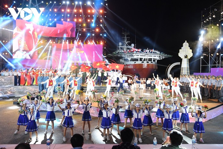 Programa artístico difunde fuertemente el patriotismo por el mar y las islas de Vietnam