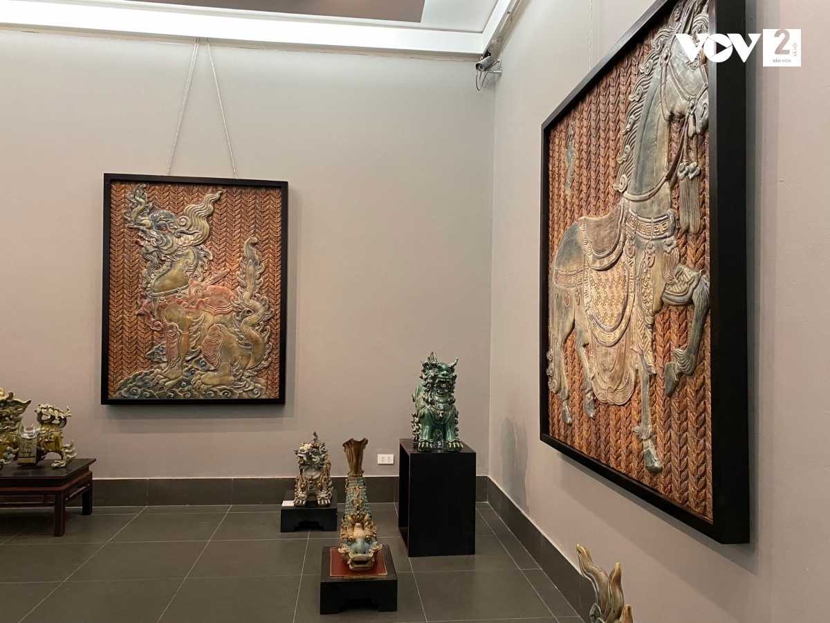 Exposición del arte de la cerámica Bat Trang con estatuas de animales sagrados