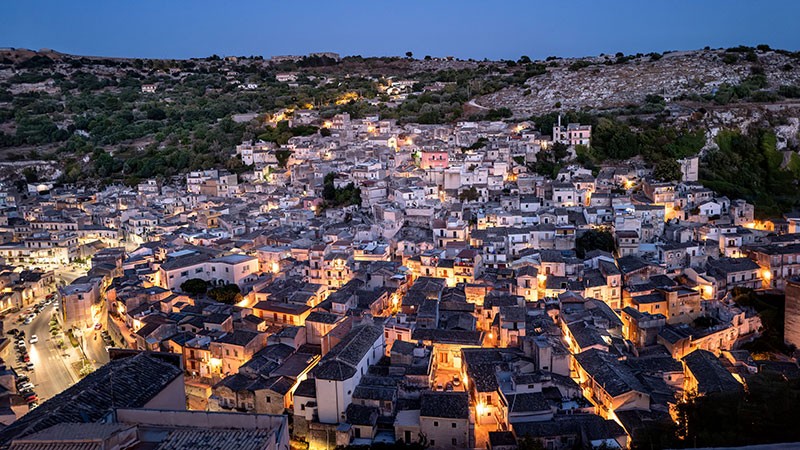 Presentación de la exposición Sicilia del fotógrafo italiano Fulvio Bugano en Hanói
