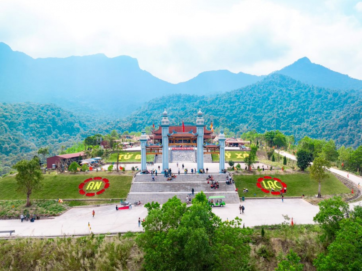 Un viaje de conexión espiritual por Yen Tu