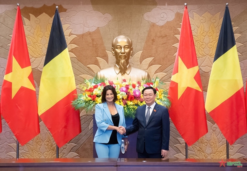 Conversación entre el presidente del Parlamento Vuong Dinh Hue y la Presidenta del Senado belga