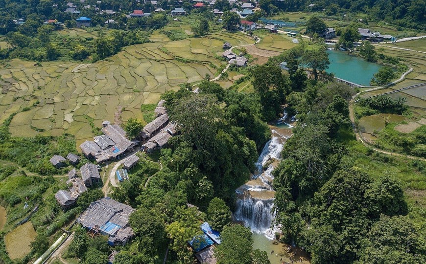Admiran belleza natural y prístina de catarata Mu en Hoa Binh