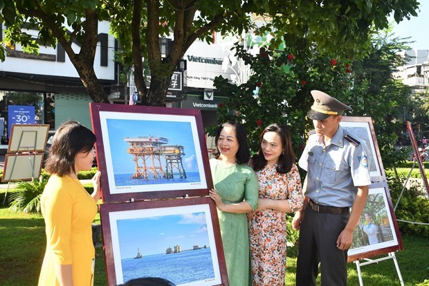 Celebran exposición fotográfica sobre Hoang Sa y Truong Sa en Quang Ngai