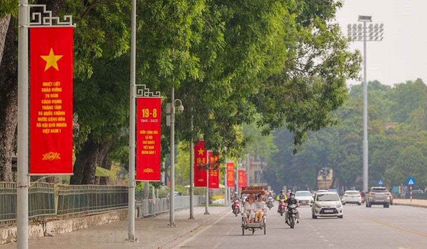 Calles de Hanoi decoradas en conmemoración de Revolución de Agosto