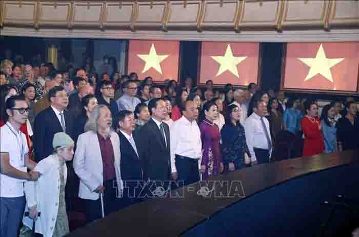 Espectáculo conmemorativo en honor del centenario del nacimiento del artista Van Cao
