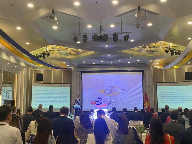 Vietnam y Uruguay acuerdan profundizar relaciones amistosas