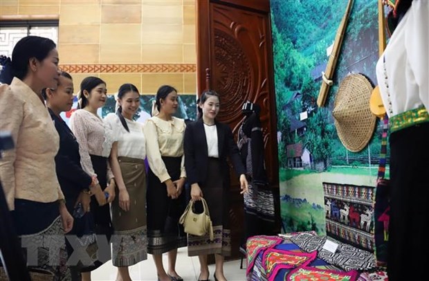 Efectúan exposición sobre país, gente y cultura vietnamitas en Laos