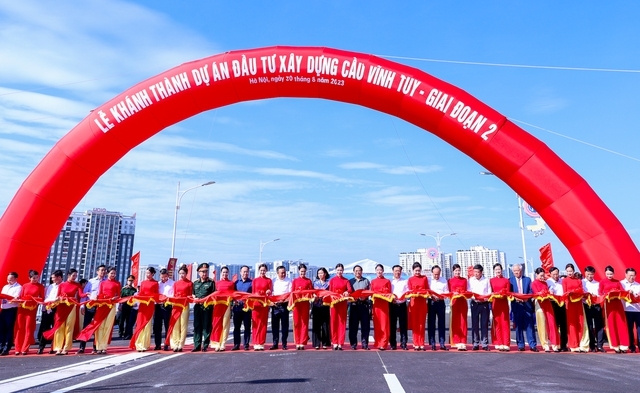 El Primer Ministro asiste a la ceremonia de apertura al tráfico del puente Vinh Tuy 2