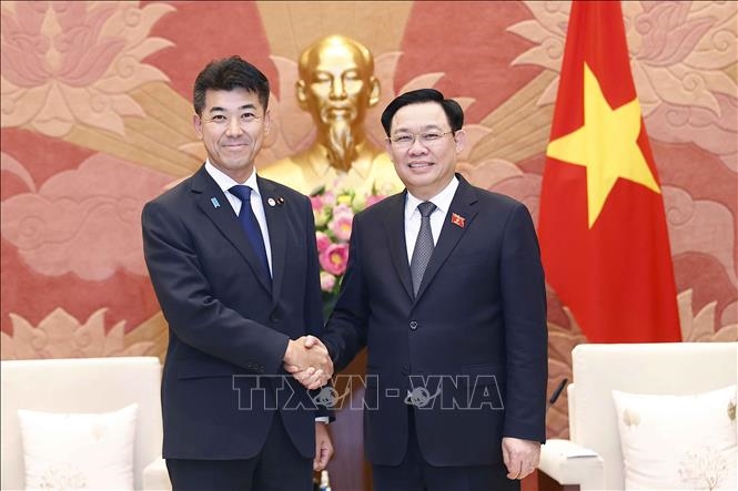 El presidente del Parlamento Vuong Dinh Hue recibe al presidente del Partido Constitucional Democrático de Japón