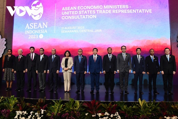 ASEAN y sus socios fortalecen la cooperación económica a través de varios acuerdos