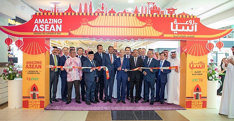 La Oficina Comercial de Vietnam y los países de la ASEAN en Arabia Saudí organizan la semana Amazing ASEAN 2023 en el supermercado Lulu