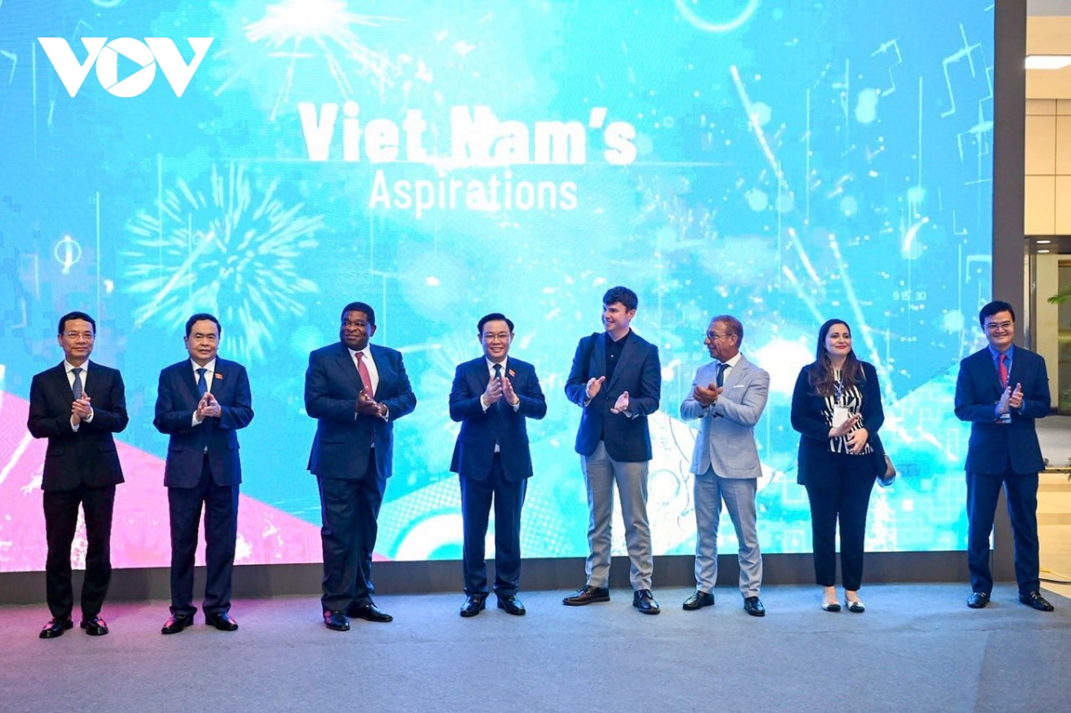El presidente del Parlamento asiste a la exposición titulada Aspiración de Vietnam