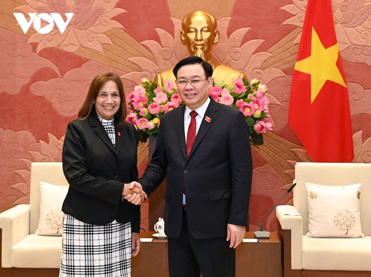 Vuong Dinh Hue recibe a la vicepresidenta de la Asamblea Nacional del Poder Popular de Cuba