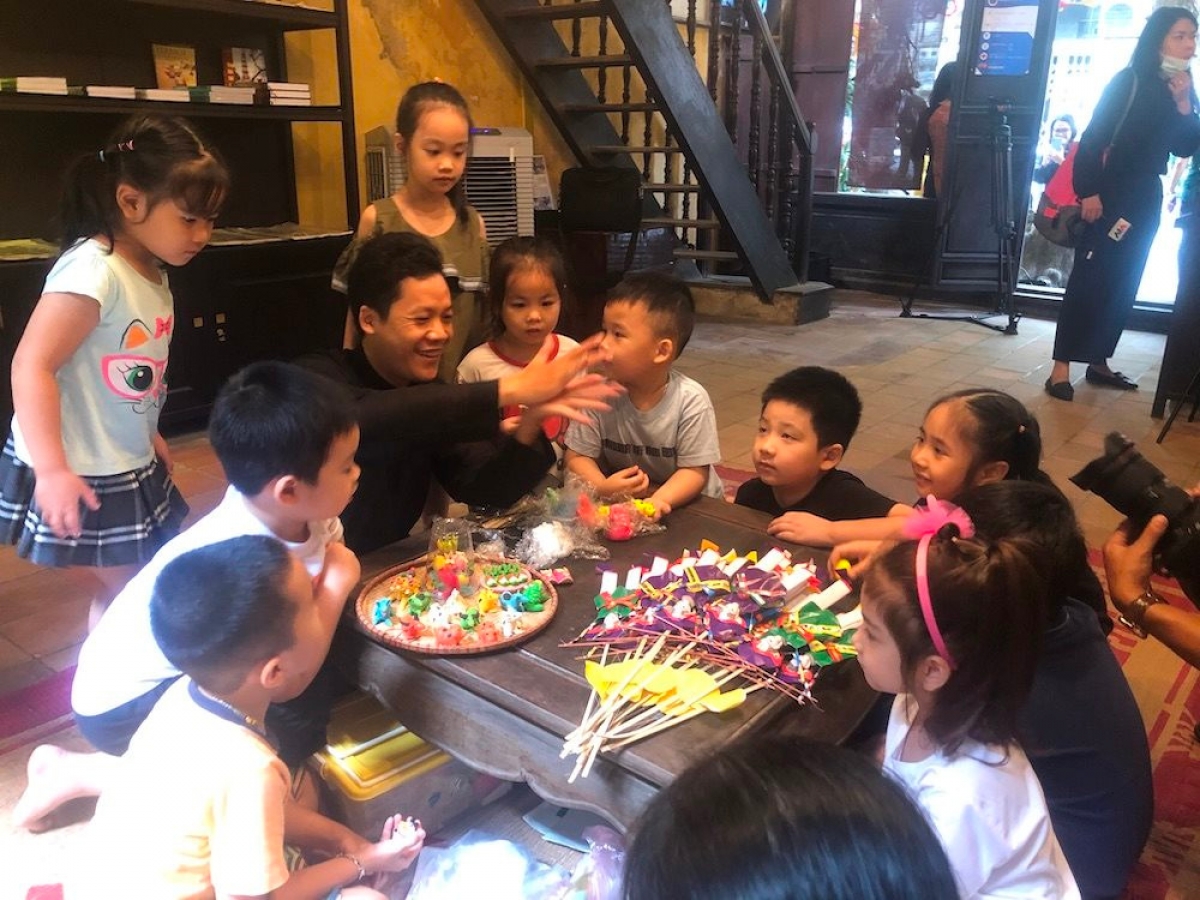 Una variedad de actividades fascinantes brindarán experiencias a niños en Hanói durante la Fiesta del Medio Otoño