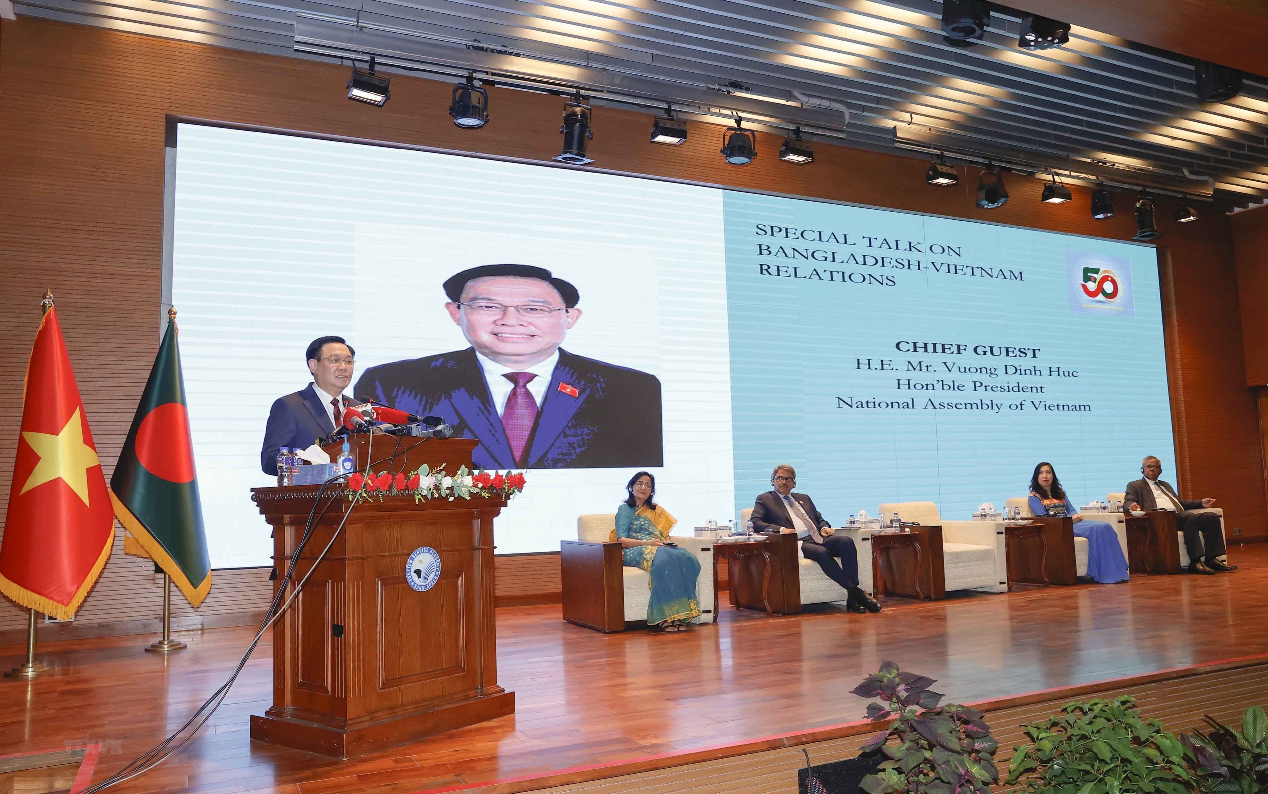 El presidente de la Asamblea Nacional pronuncia un discurso en la Academia del Servicio Exterior de Bangladesh