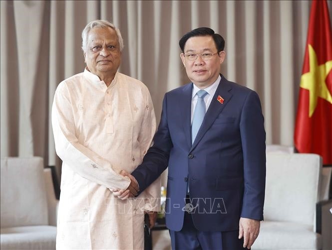 El presidente del Parlamento Vuong Dinh Hue se reúne con dirigentes de diferentes partidos políticos de Bangladesh