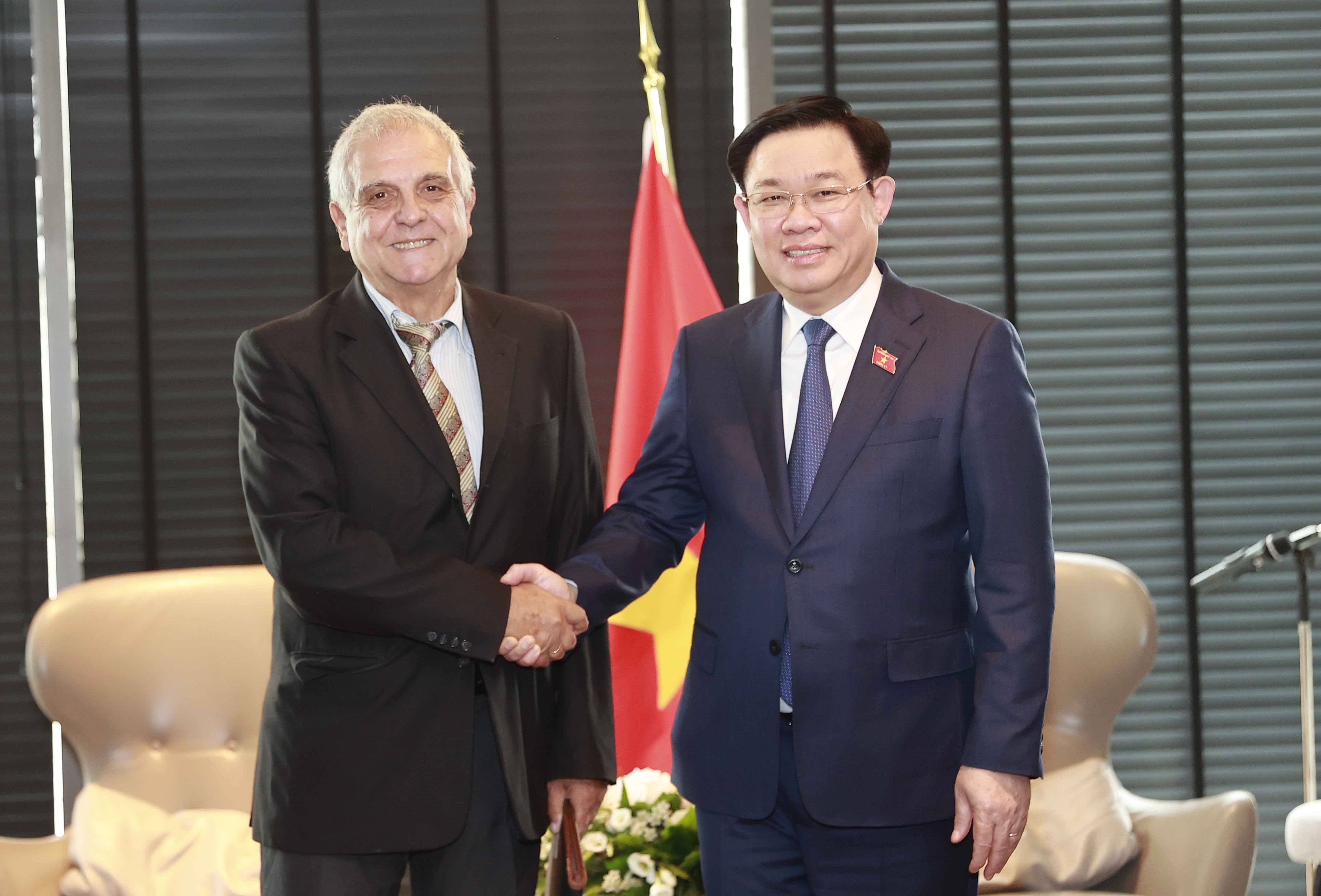 El presidente de la Asamblea Nacional Vuong Dinh Hue recibe al titular de la Asociación de Amistad Bulgaria-Vietnam