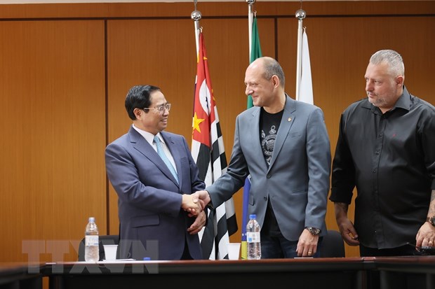 El primer ministro Pham Minh Chinh visita el Corinthians F C