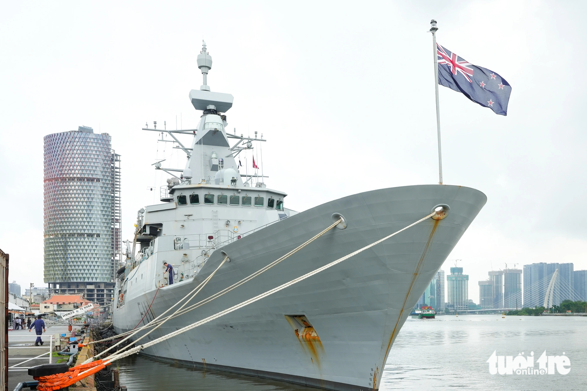 Dos buques de la Marina neozelandesa atracan en el puerto de Saigón