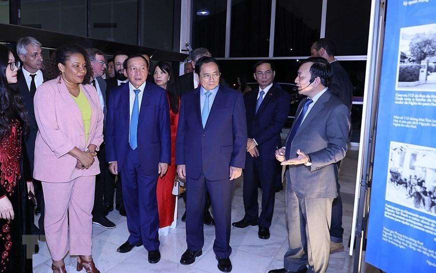 El primer ministro asiste a una exposición fotográfica sobre el presidente Ho Chi Minh y Vietnam en Brasil
