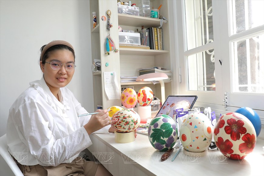 Recrean flores frescas y frutas dulces vietnamitas sobre cáscaras de huevo