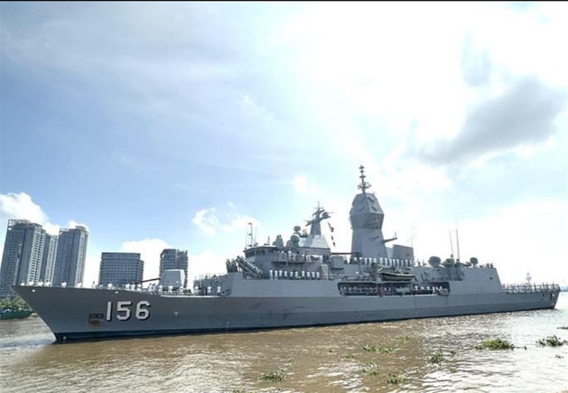 Un barco de la Armada Real Australiana visita Vietnam